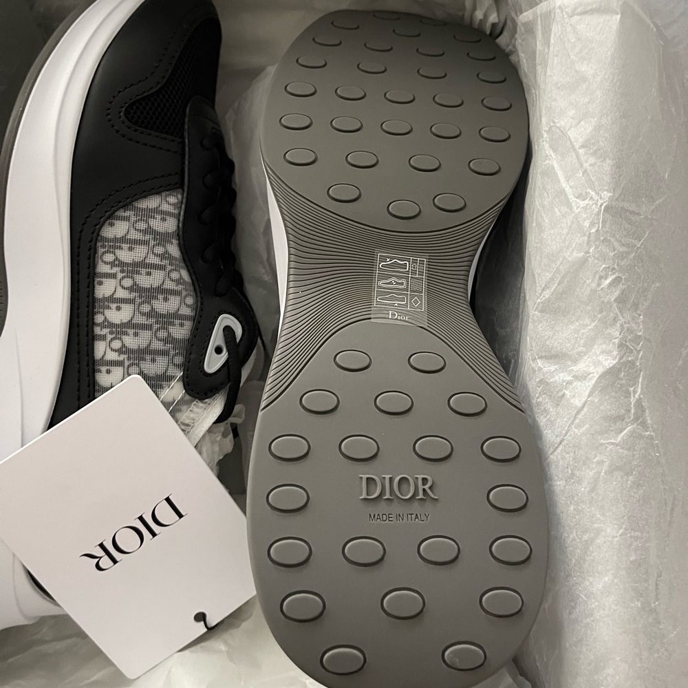 New dior men sneakers size 41 never worn comes with box dustbag and extra laces